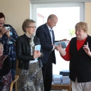 Päevakangelane Sende Lipu (paremalt), Kalev Kotkas, Anita Kaerma, Sende Saaremaa sugulane (istub) ja sugulane Malle Mühle.