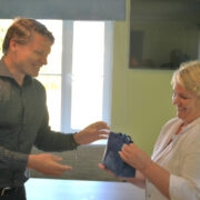 Hiiumaa haigla nõukogu esimees Agris Peedu tänas juhatuse liiget Riina Tamme, kes samas ametis ka jätkab.