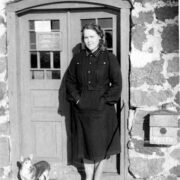 Elna Norgan-Hülg (1931-1996) ja Laika Paja talus asunud postkontori trepil.