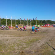 Külgkorvidega mootorrataste start Nurstes.