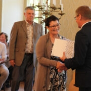 Ministrilt saavad tänukirja Marje Sülla ja Arvo Maivel.