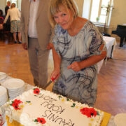 Torti lõikavad Ülle Näksi ja maavanem Riho Rahuoja.