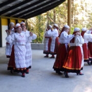 Pühalepa Lustilised tantsimas Pühalepa padespaani Iisaku laval.