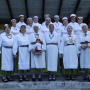 Hiiu ja Iisaku memmed ühispildi.