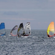 Sarja Surfi Fun 2017 võistlejad püüavad tuult Kärdla sadama lähistel.