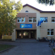 Kärdla põhikool on kujunenud volikogu jaoks parajaks pähkliks: kas ehitada uus või remontida vana.