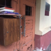 Kui raamatud kasti enam ära ei mahu, asetatakse need kasti kaanele.