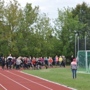 Käina kooli õpilased oma korras staadionil jooksuringi tegemas, ees tunnustatud Eesti jooksutreener ja kooli vilistlane Ahto Tatter.