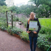 Hebe-Kai Kann aukirja ja auhinnameenega, taustal Hiiumaa ametikooli aed “Sinine salong”.