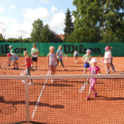 Meistrivõistluste päevil tennisetunnis osalejad. Huvitav, kellele neist aastate pärast Hiiumaa meistrivõistluste medal kaela pannakse.