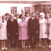 Emmaste kooli pedagoogid 1973. aastal, taga, teistest peajagu pikem, direktor Kaul Kikas.