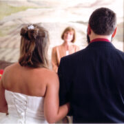 Abielu registreerimine Hiiu maavalitsuse saalis.