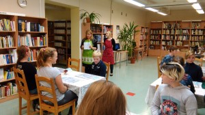 Kärdla põhikooli õpilased raamatukohvikus Sulg ja Silm.