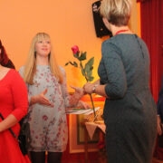 Emili Kuuse ja Marii Vispel noorsootöö tunnustamisüritusel vallavanem Reili Rannalt tänukirja vastu võtmas. Paremal ettevõtlikkuse õppe koordinaator Henri Reeder.