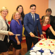 Anu Pielberg, Kaie Pranno, Iris Vahtra, Hendri Reeder, Johanna Aaslepp, Andres Laanejõe ja Anne-Ly Torstensson torti lahti lõikamas.