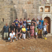 Kalamatas toimunud projektikohtumisel osalenud õpetajad ja projekti koordinaatorid Mani poolsaarel asuva Mourtzinoi perekonna kaitsetorni juures. Esireas paremalt esimene Maris Nõmmik-Kärtner, kolmas Milvi Tikka.