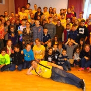 Külaskäik erivajadustega noorte kooli. Pildil on kõik noortevahetuses osalejad.