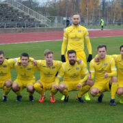 FC Kuressaare, taga seisab meeskonna ainuke hiidlane Martti Pukk.