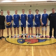 Hiiumaa VK/SK võrkpallipoisid ei kaotanud kodus ühtegi mängu. Pildil koos treener Ülari Kaibaldiga.