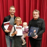 Vasakult üks osatäitjaist, Meelis Kolk, tüki autor Maarja Lillemäe oma lapsukesega ja lavastaja Jaanus Kõrv.