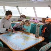 Meie saabudes jäi Valeriel, Amalial, Laurenil ja Gabrielil pooleli kudumistund. Lauren näitas, kuidas kudumist alustada ja Gabriel päris pikka valmis kootud sallijuppi.