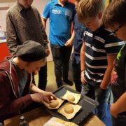 Käina noortekeskuses võitis südameid koos vabatahtlik Quentiniga küpsetatud prantsuse juust.