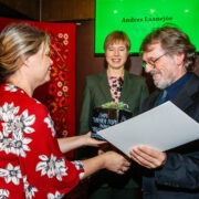 Andres Laanejõed õnnitleb liikumise Kodukant vabatahtliku valdkonna juht Eha Paas, kõrval vabariigi president Kersti Kaljulaid.