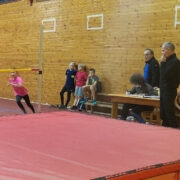 Margareeta Käär kõrgushüppekatsel, jälgivad treenerid ja teised võistlejad.