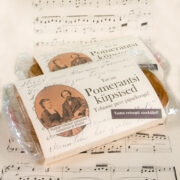 Taignaümbrise kujundas Toomas Kokovkin ja sealt leiab ka piparkoogiretsepti.