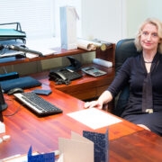 Maasekretär Piret Sedrik istub oma töölaua taga viimaseid päevi.