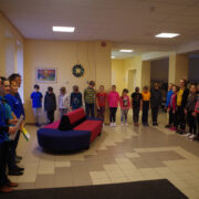 Noored kotkad ja kodutütred avarivistusel Palade koolimajas, vasakul noortejuhid Merje Reismaa, Tiina Hiiemets, Julia Gurjeva ja Andres Laanejõe.