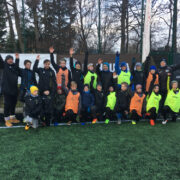 Väikeste puuriturniiri mängijad ühispildil.