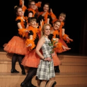 Hiidlaste au on koolitantsul kõrgel hoidnud Tiina Kaevu tantsijad.