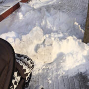 Möödunud kolmapäeval oli traktor keset kõnniteed lükanud hange, millest lapsevankriga möödumiseks pidi sõiduteele minema.