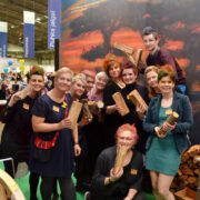 Metsikud hiidlased pakkusid Touresti messiboksis Leigri hambatikkusid.