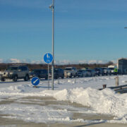 Eilne autode järjekord Sõru sadamas, et pääseda läbi Saaremaa mandrile.