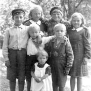 Foto Sende Lipu raamatust “Armuadrale sündind”. Viiri küla lapsed 1930. aastate keskel. Ees seisab Maiu Lipu, keskel (vasakult) Boris Vaim, Arbet Lipu ja Erni Kärm, tagumises reas Milla Lipu, Aino Vesmes ja Helgi Lipu.