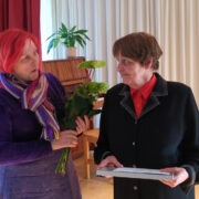 Breveri preemia andis Anne Golubile üle Hiiumaa valla haridus- ja kultuuriosakonna juhataja Karin Kokla.