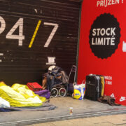 Šokeeris, kuidas inimesed end õhtuti tänavale magama seadsid.