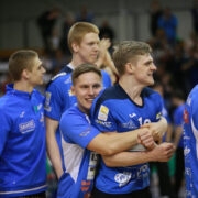 Võidu peategelane Stefan Kaibald pärast mängu libero Robert Valtingu embuses.