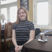 Leale meeldib peale koolipäeva käia Gaha kohvikus kuuma šokolaadi joomas.