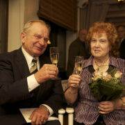 Kuldpulmade ajal aastal 2008 oli Elmar Aksli 75aastane, pildil koos abikaasa Esta Aksliga.