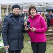 Helgi Põllole tuli saadud tunnustus üllatusena. Teenetemedali annab üle muinsuskaitseameti nõunik Dan Lukas.