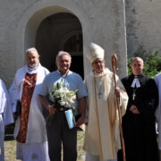 Saarte praostkond tunnustas endise Pühalepa vallavanema Ants Orava teeneid Emmaste kirikus peetud missal, ühispildil on (vasakult) abipraost Rene Reinsoo, Hiiumaa preester Hüllo-Kristjan Simson, Ants Orav, piiskop Joel Luhamets, EELK kantsler Andrus Mõttus ja saarte praost Anti Toplaan peale teenistust.