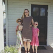 Raili Kaibald koos poeg Hugo ja tütarde Heti ja Helgaga.