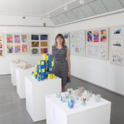 Liina Sahtel kunstinäitusel kultuurikeskuses.