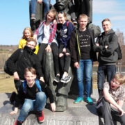 2018. Kitzbergi juures istuvad Käina kooliteatri näitlejad Karl-Markus Kivioja ja Johannes Tammerand, seisavad Karlis Saarna, May Kane, Karoliina Mustkivi, Aiki- Kerlin Paap, Marten Laupa ja Sander Teller, skulptuuri kukil istuvad Eduard Transtok, Georg Rüütel ja Katariina Koor. Pildilt puudub Rasmus Padari, kes oli veel Tallinnas Hiiumaa jalgpallurite au kaitsmas, aga jõudis esinemisajaks kenasti kohale.