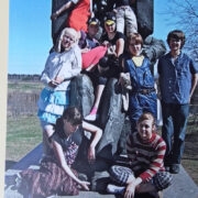 2008. Kitzbergi juures istuvad Kati Kokla ja Everin Padari, seisavad Luigi Mälk, Kairo Kuuse ja Tanel Tammeveski, istuvad Kaire Lubjak ja Karina Hartõkainen, skulptuuri tipus Kätlin Otto ja Angelika Sadam.