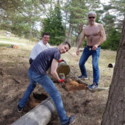 Mait Siigur koos töökaaslastega seadsid vana kiige küljepostid sillaks sõja ajal Külamäele kaevatud kaevikutele.