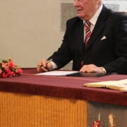 Raimo Pullat 2015. aastal raekojas autogramme jagamas.